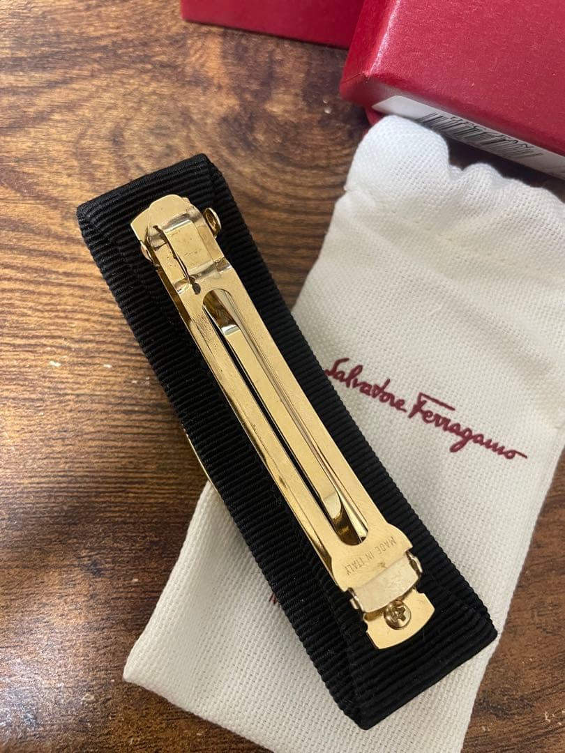 サルヴァトーレフェラガモ ヴァラリボン ゴールドバレッタ 美品 - メルカリ